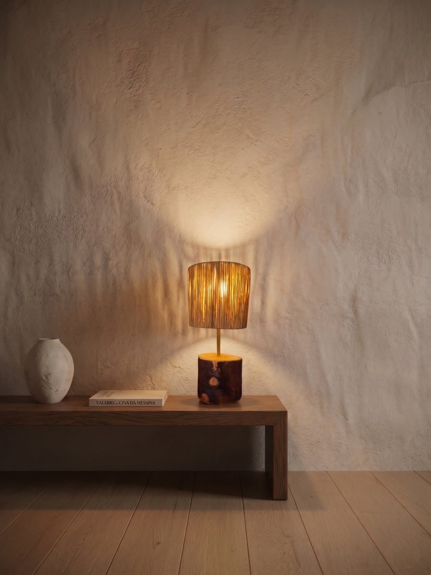 Candeeiro artesanal Cotomiço aceso sobre uma mesa baixa de madeira ao estilo Wabi-sabi.