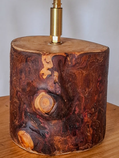 Pormenor real da base em tronco de plátano e haste metálica do candeeiro Cotomiço da LAMS Woodcrafts.