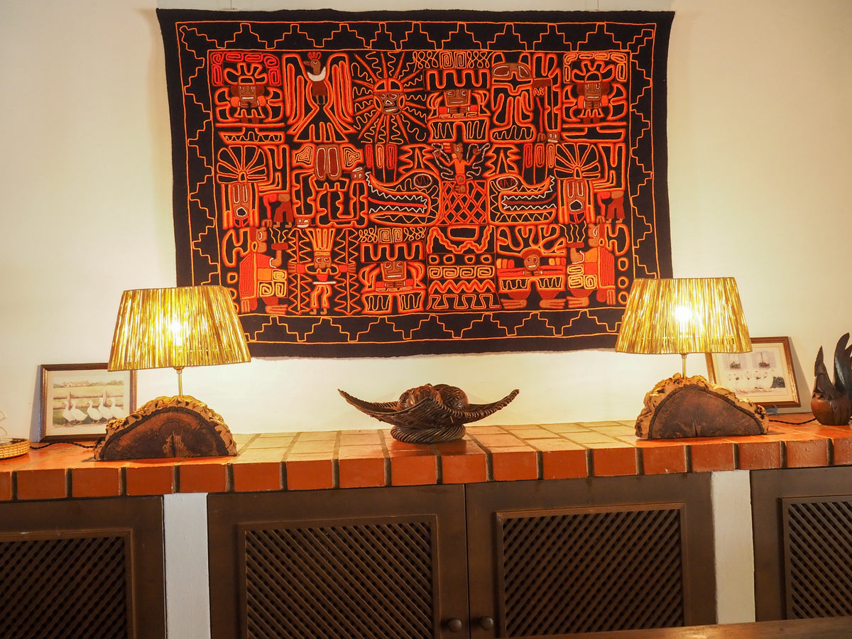 Fotografia real do par de candeeiros de mesa GEMINI da LAMS Woodcrafts em sobreiro secular aceso sobre uma consola de tijolo num ambiente acolhedor.