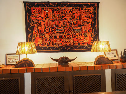 Fotografia real do par de candeeiros de mesa GEMINI da LAMS Woodcrafts em sobreiro secular aceso sobre uma consola de tijolo num ambiente acolhedor.